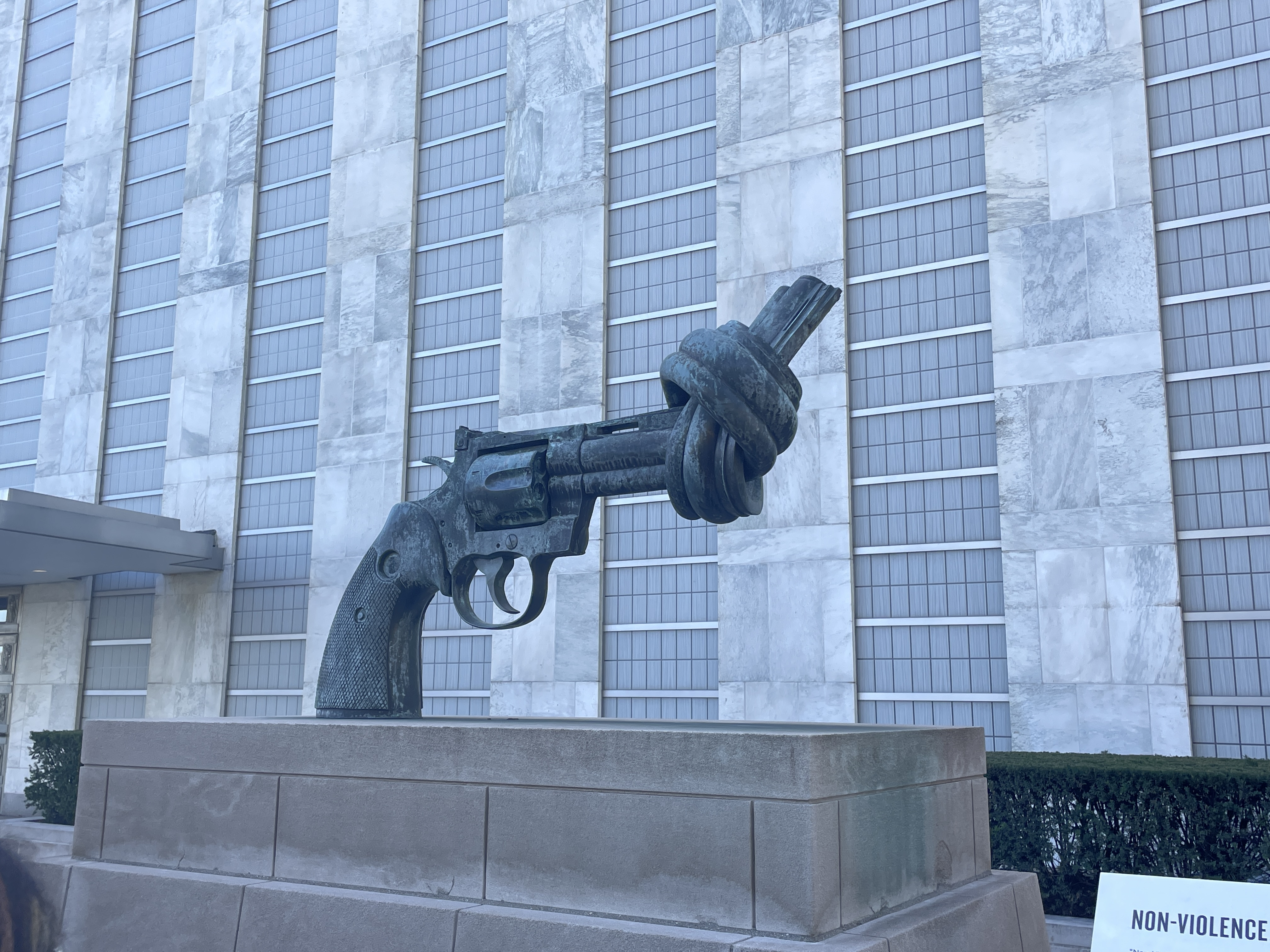 Picture of the UN Non-violence sculpture by Carl Fredrik, which is a gun whose barrel is tied in a knot.