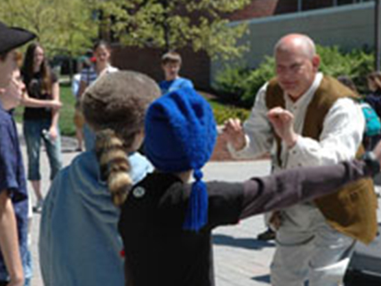 Oakes museum Field Trips instructor teaching children.