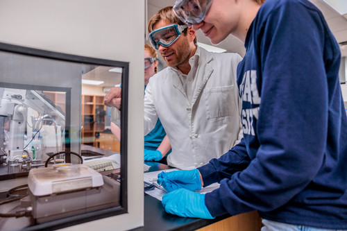 Jesse Kleingardner and student conducting experiement in lab