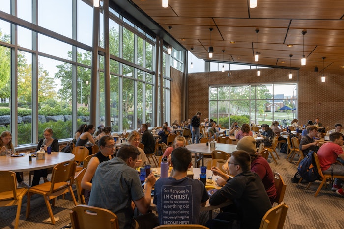 Students dining in Lottie Nelson dining hall 