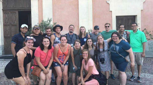 Students take a group ohoto in Italy