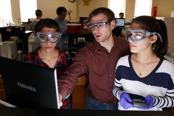 Professor and students working in the science lab.