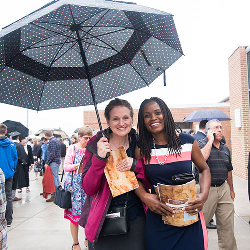 Grads with umbrellas at Commencement