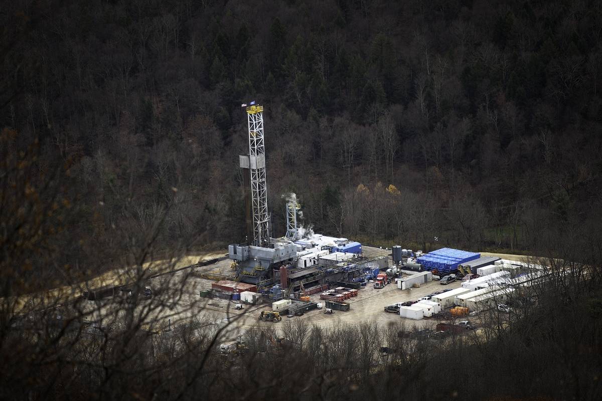 Gallery Shale play drilling rig and well pad 2014 photo by steven rubin