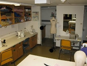 The scene shop room filled with sowing machines and mannequins.