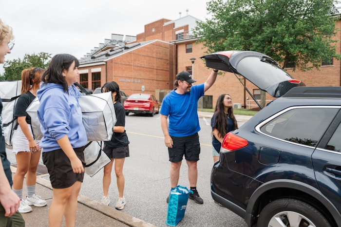 Students moving in to Grantham hall.