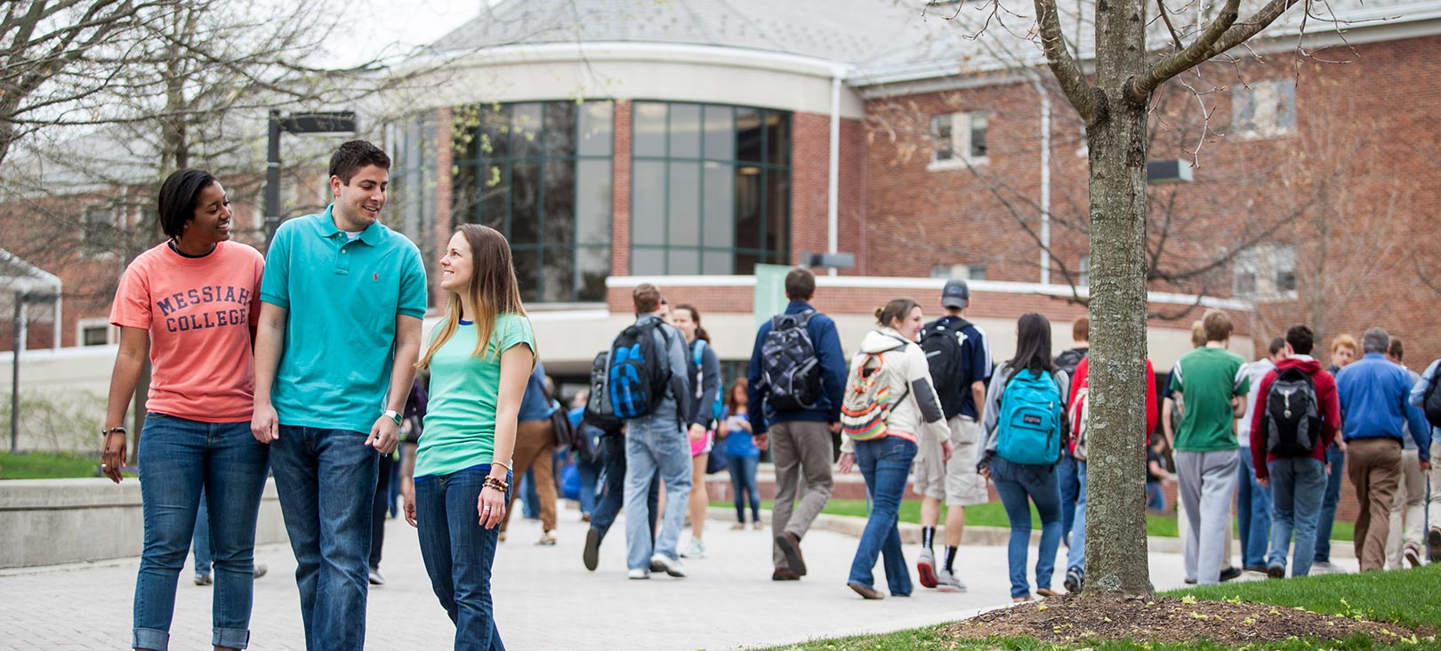 Asistencia Financiera  Students walking around campus.jpg