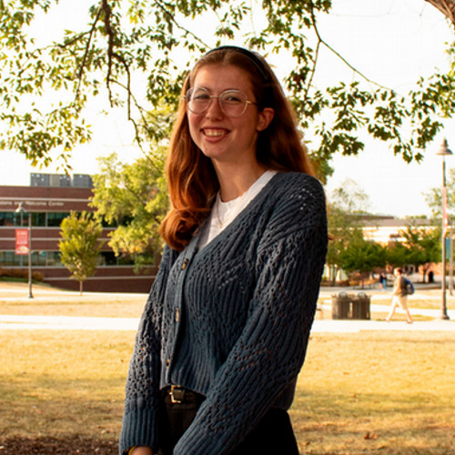 Headshot of tutor Becca.